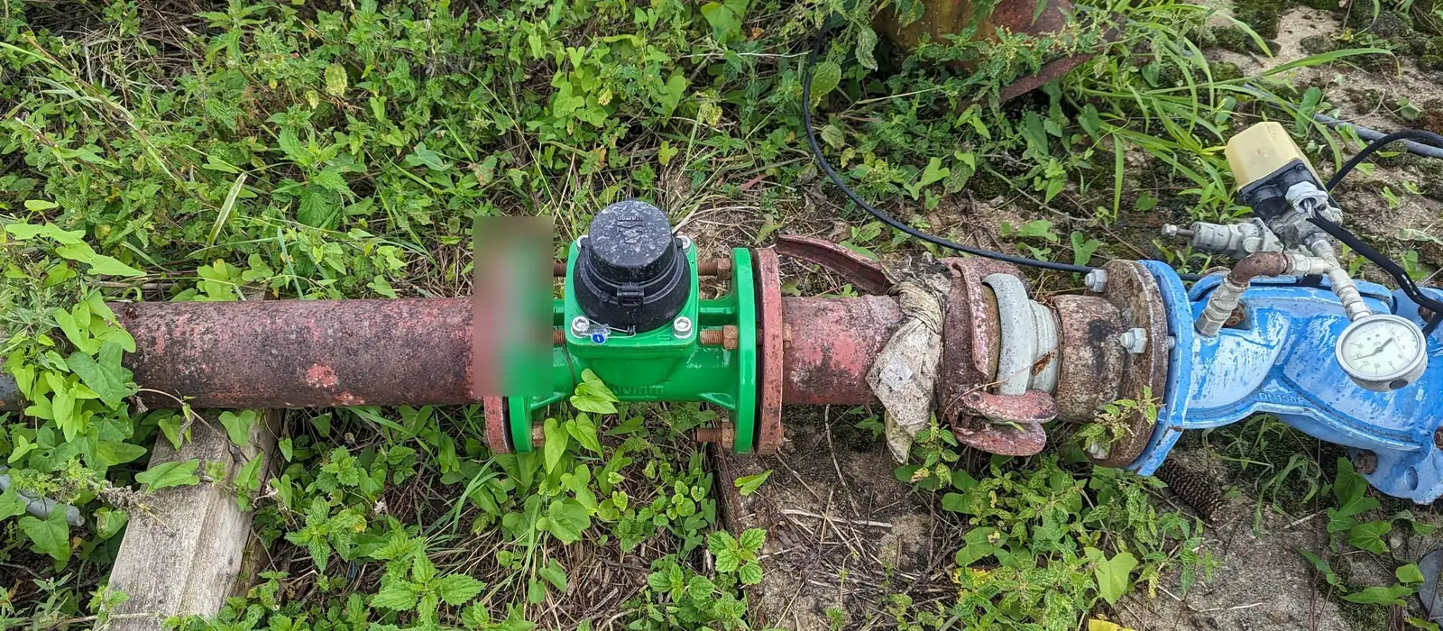 Un compteur d’eau sur la conduite d’un forage